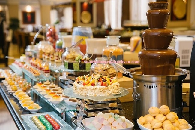 Tháp phun chocolate dùng trong tiệc buffet